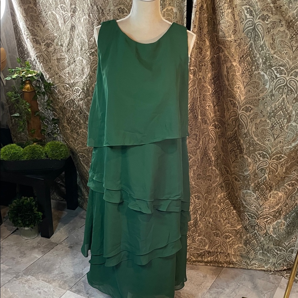 Chic Emerald Layered Maxi Dress size 18